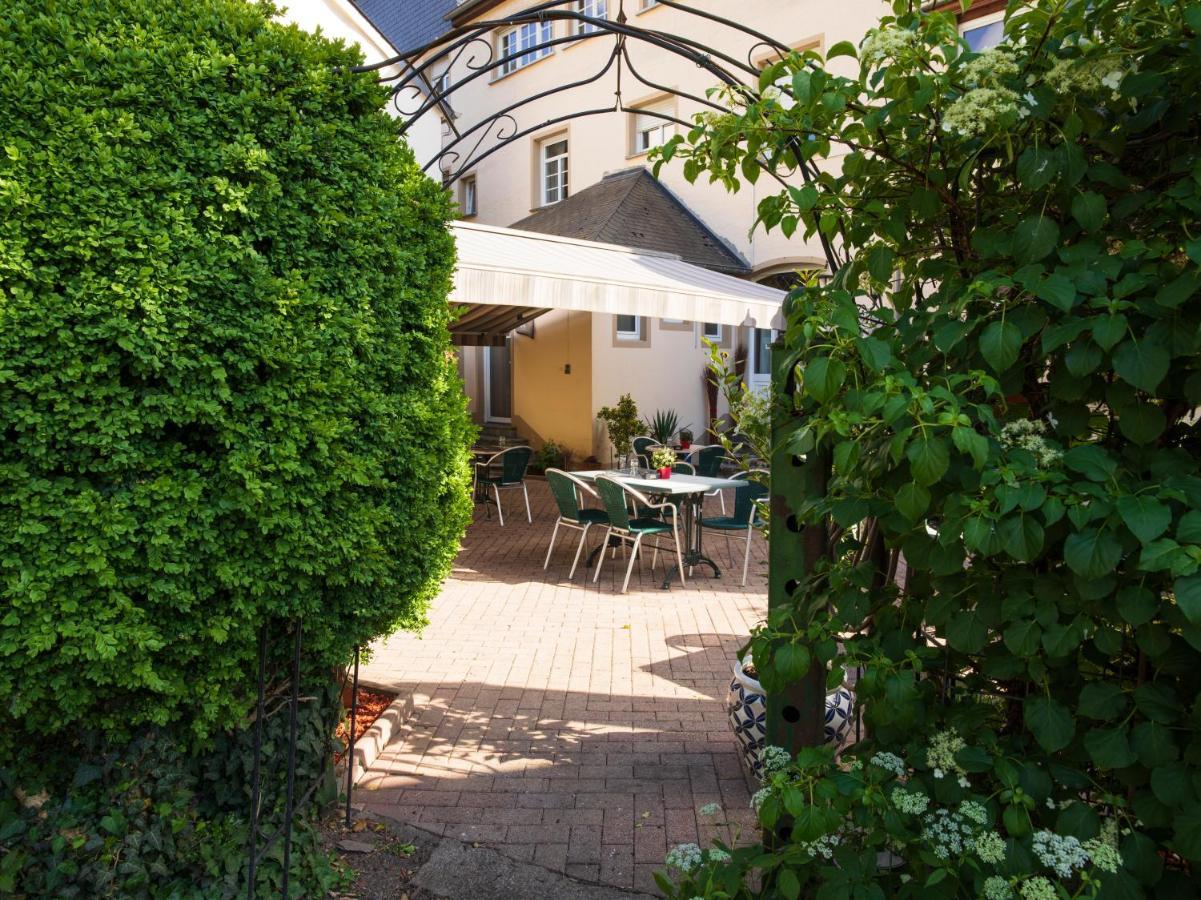 - Restaurant 