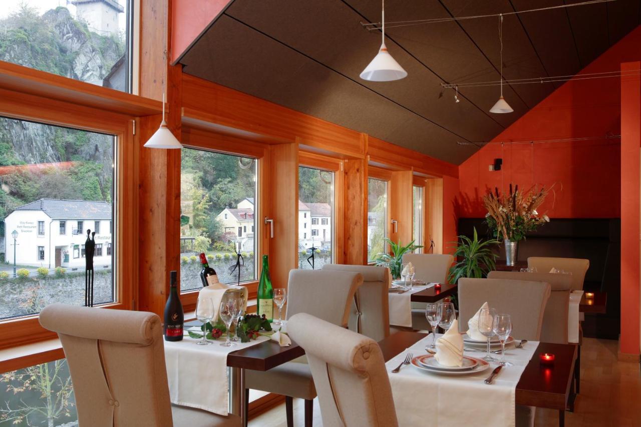 - Restaurant 