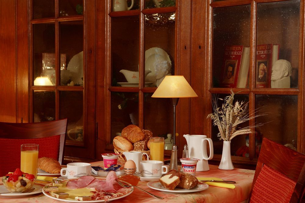 - Restaurant 